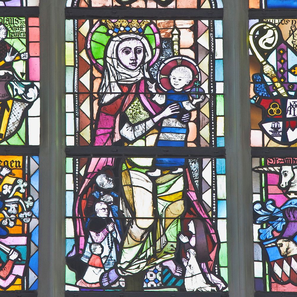 Detailansicht des Chorfensters mit Maria und Jesus im Mittelpunkt